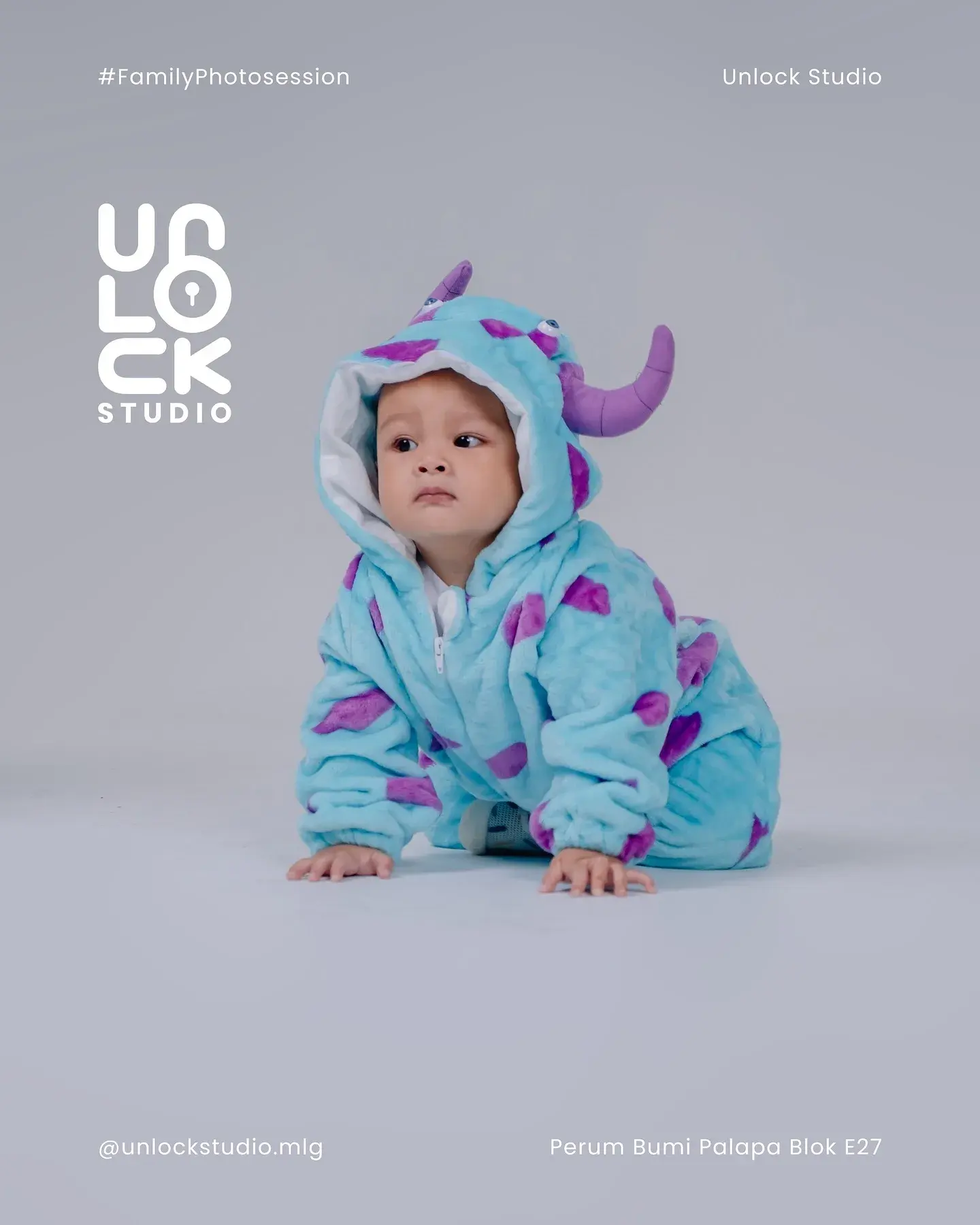 Bayi berkostum monster biru