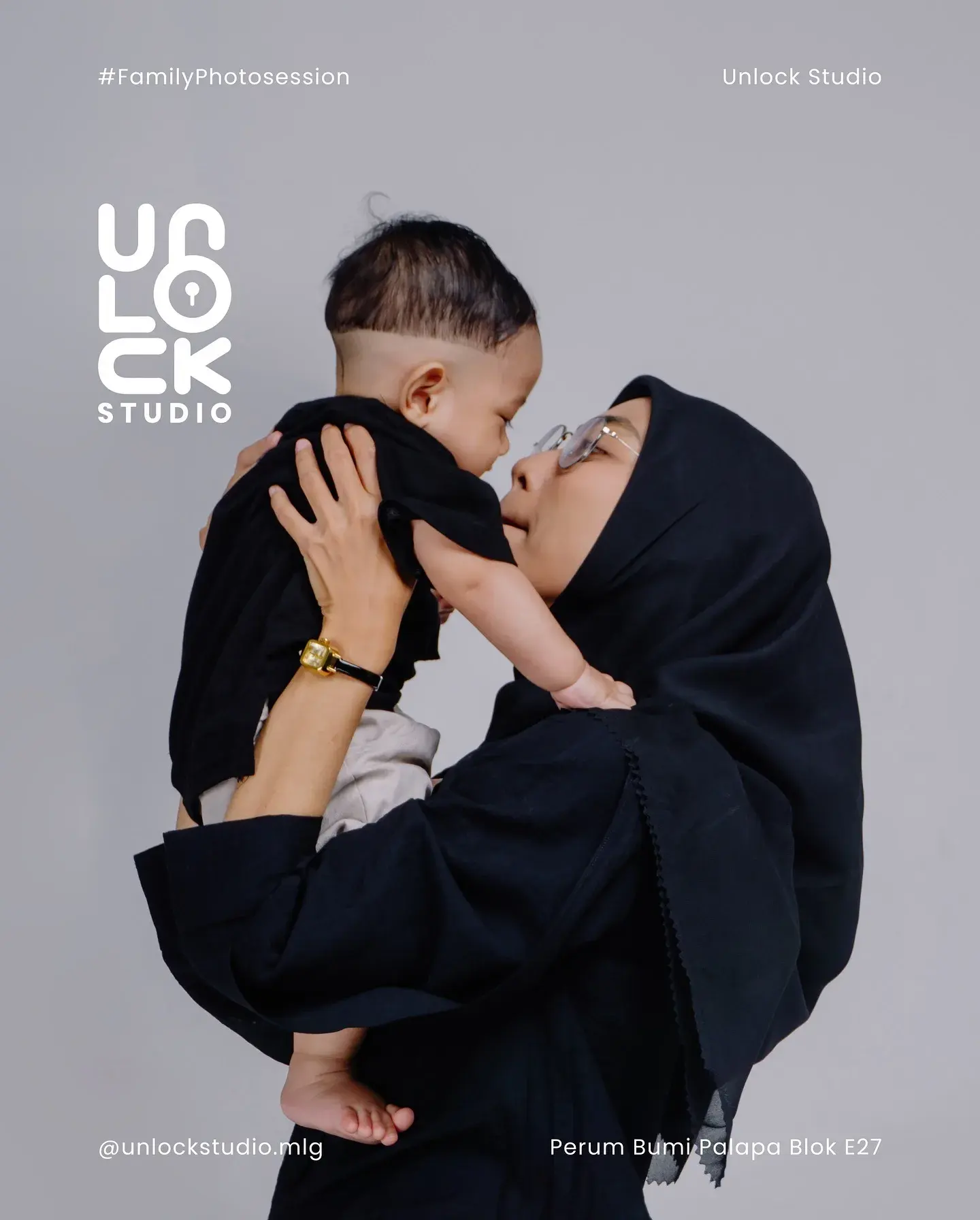 Ibu mengangkat bayinya