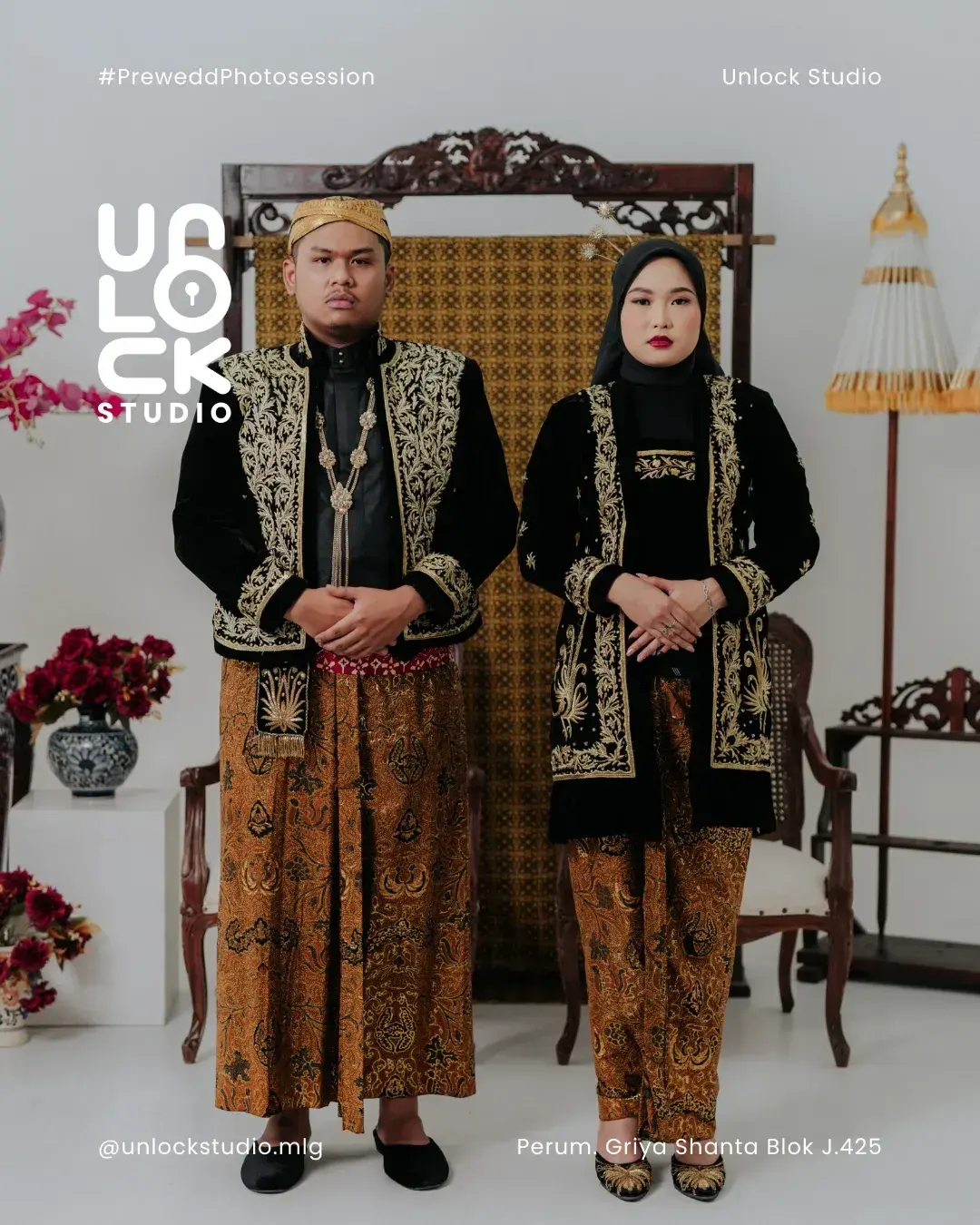 Pasangan berbusana adat Jawa