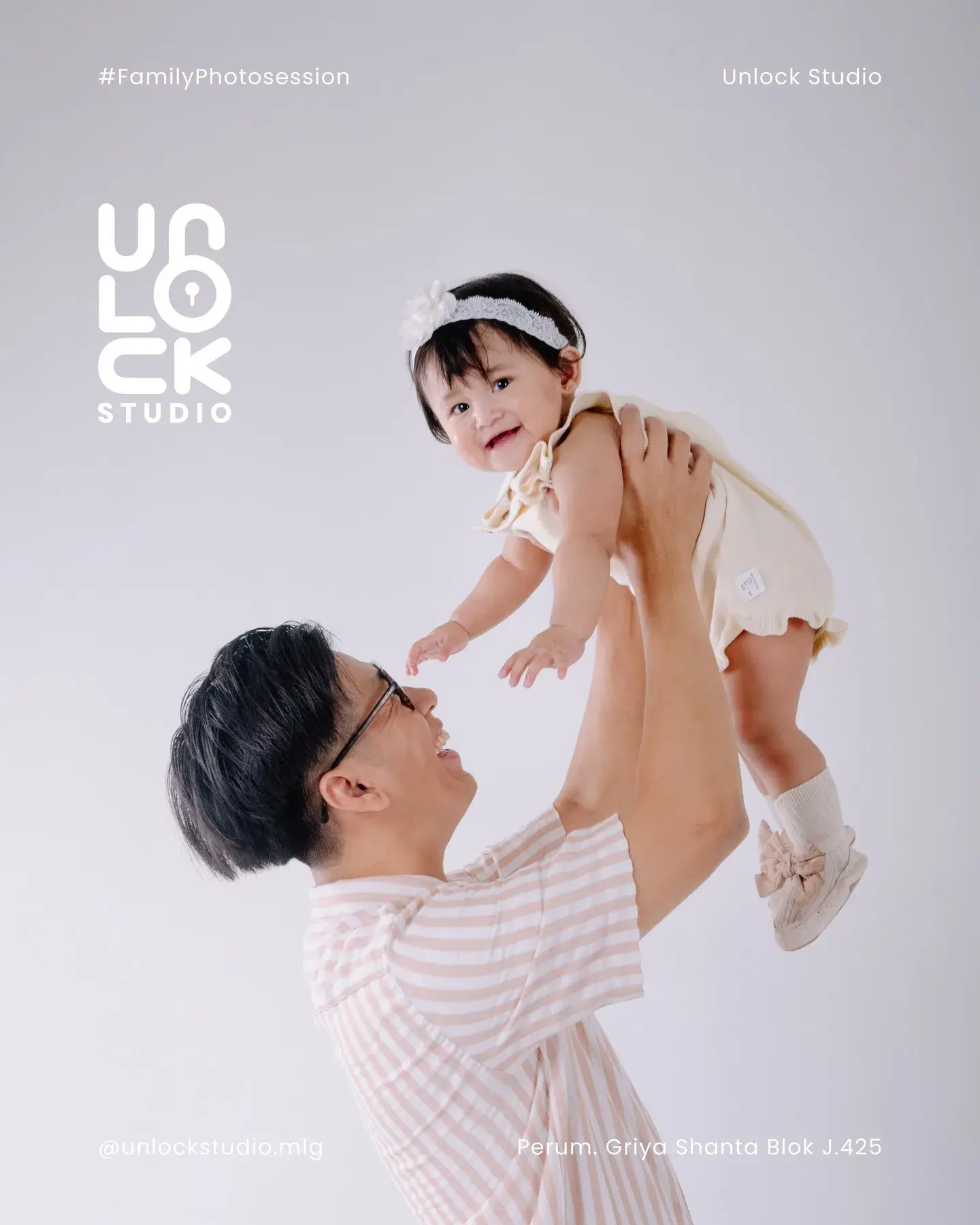 Ayah mengangkat bayi tinggi-tinggi