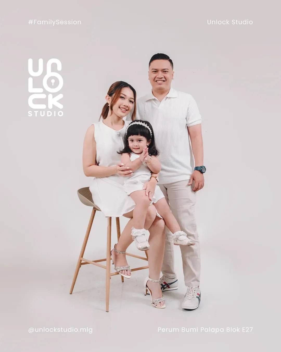 Foto keluarga dengan anak kecil di kursi tinggi