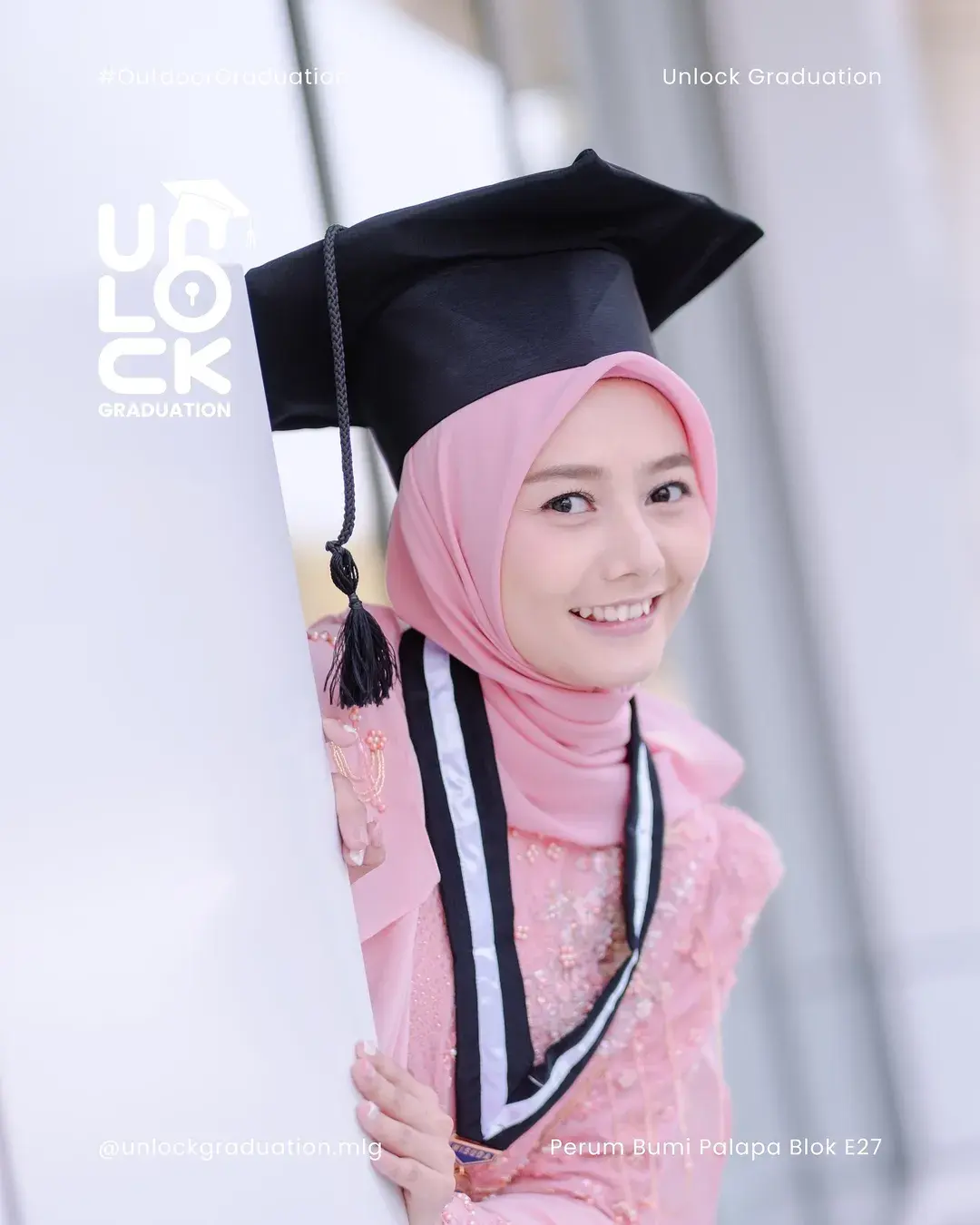 Wisudawati tersenyum dengan toga