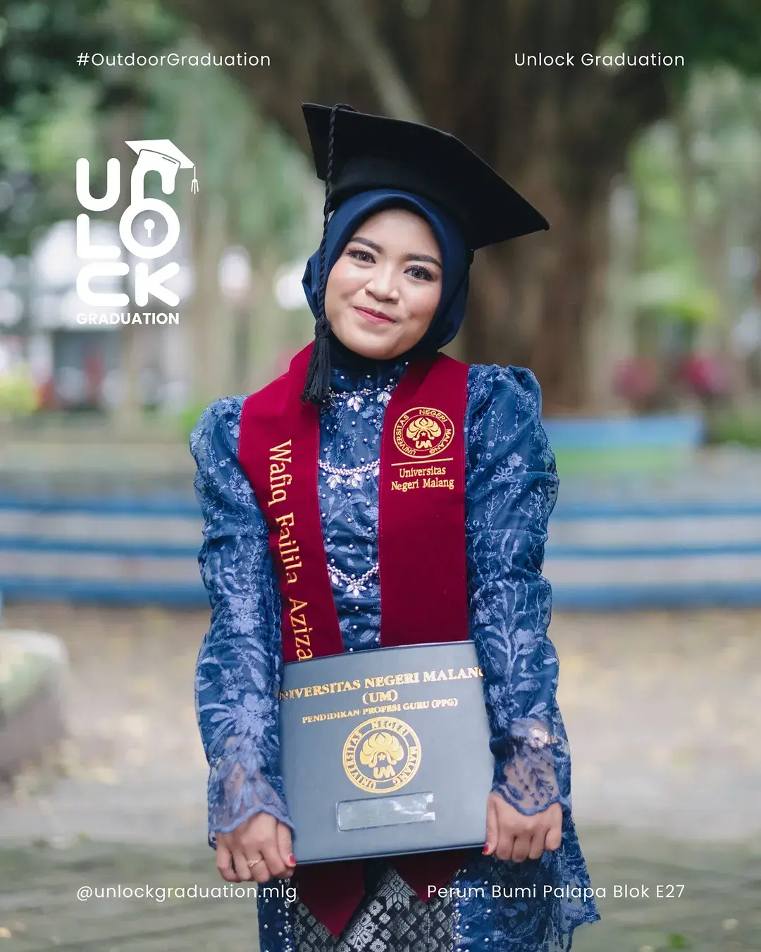 Wisudawati UM memegang ijazah