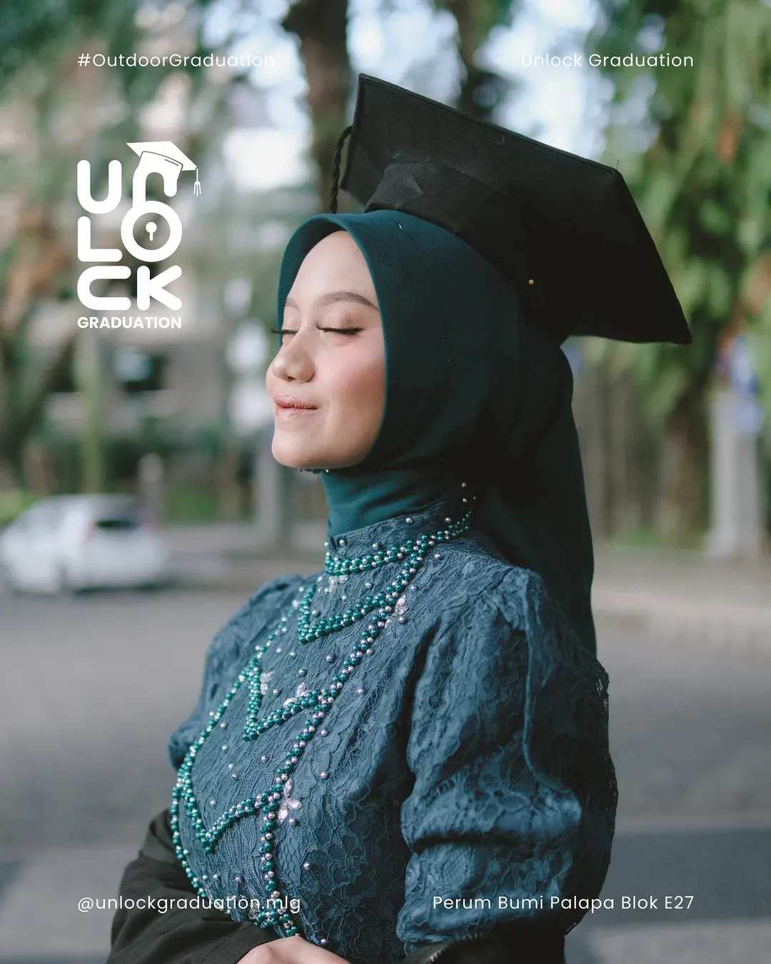 Wisudawati berhijab di taman kampus