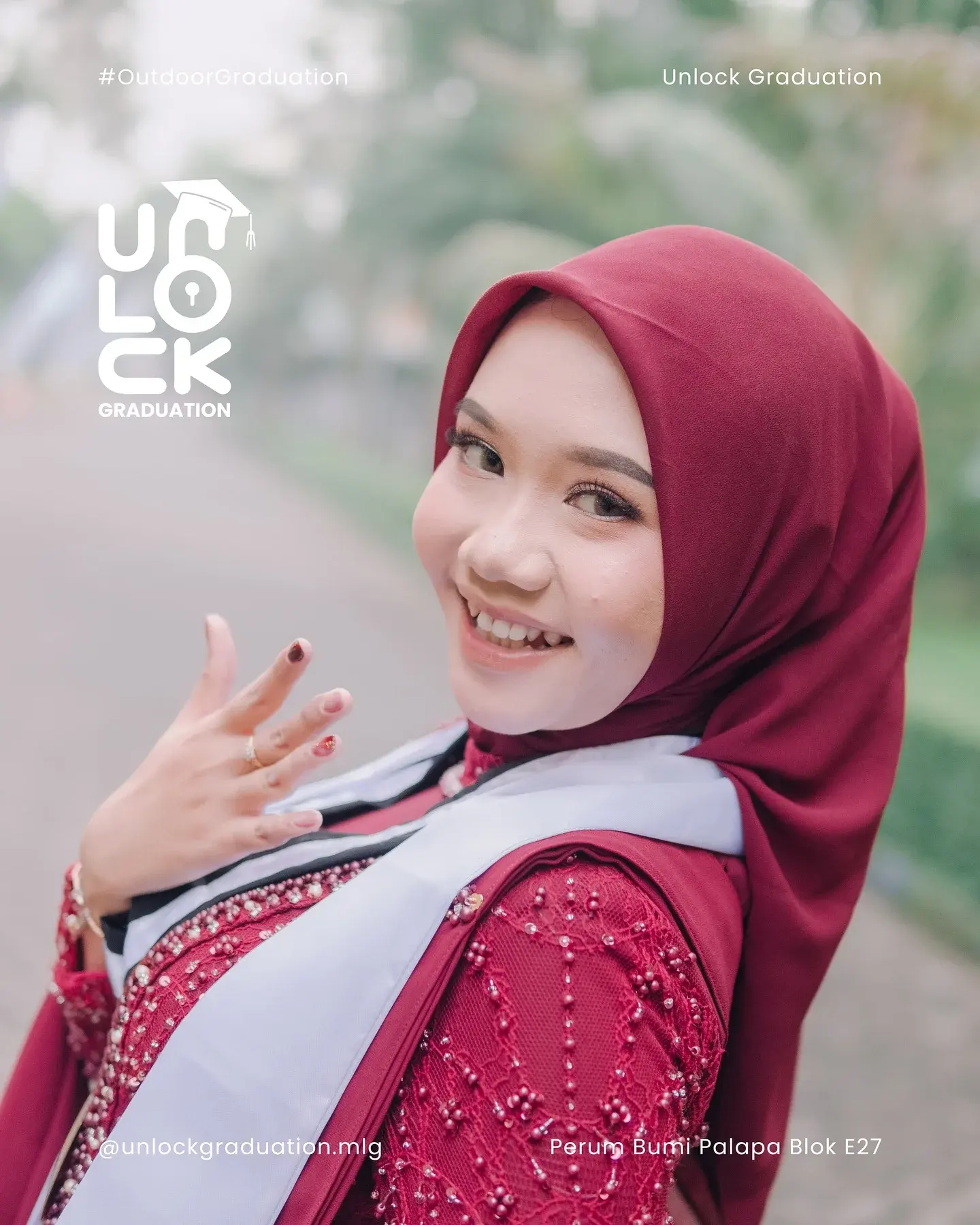 Wisudawati berhijab merah tersenyum lebar