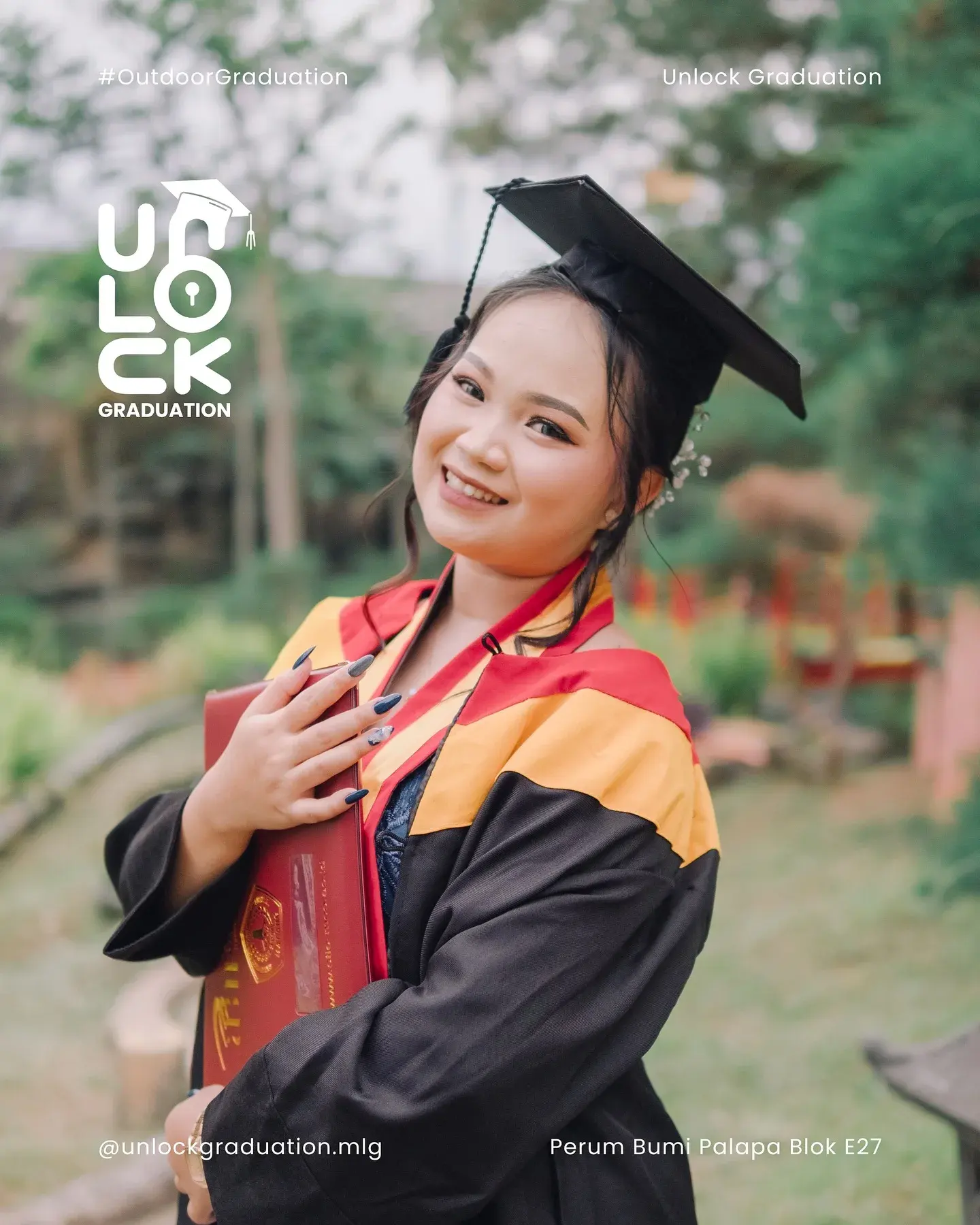 Wisudawati memeluk ijazah di taman