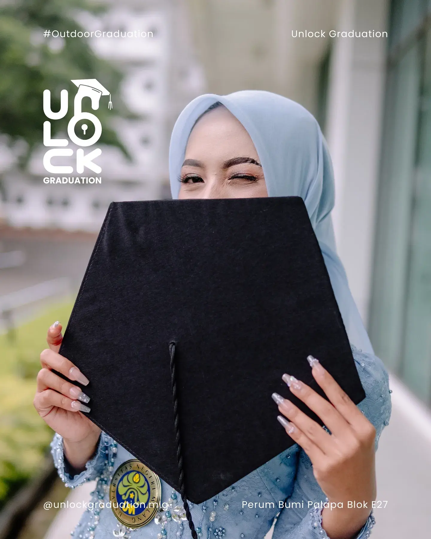 Wisudawati mengintip dari balik topi toga