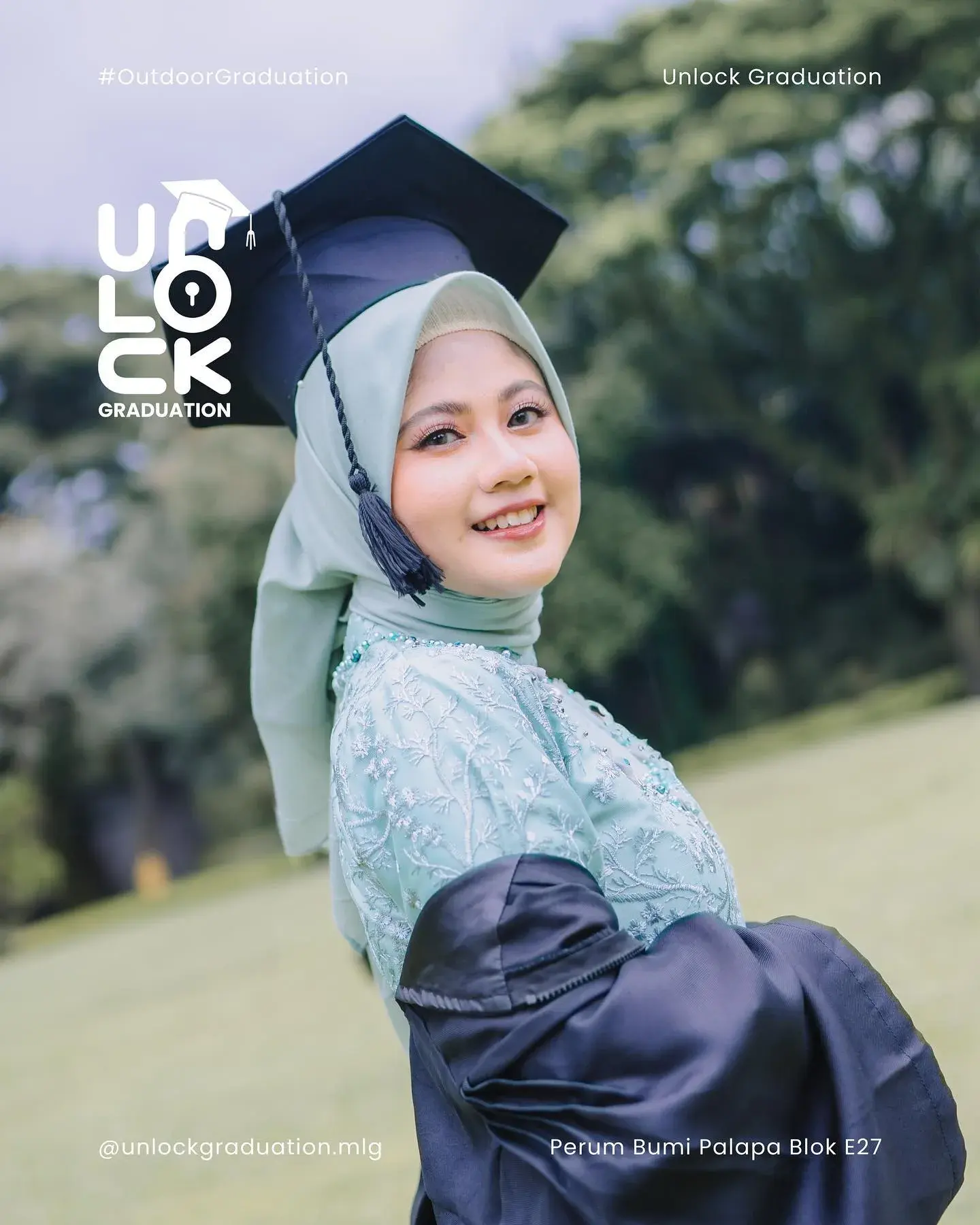 Wisudawati berkebaya hijau di taman kampus
