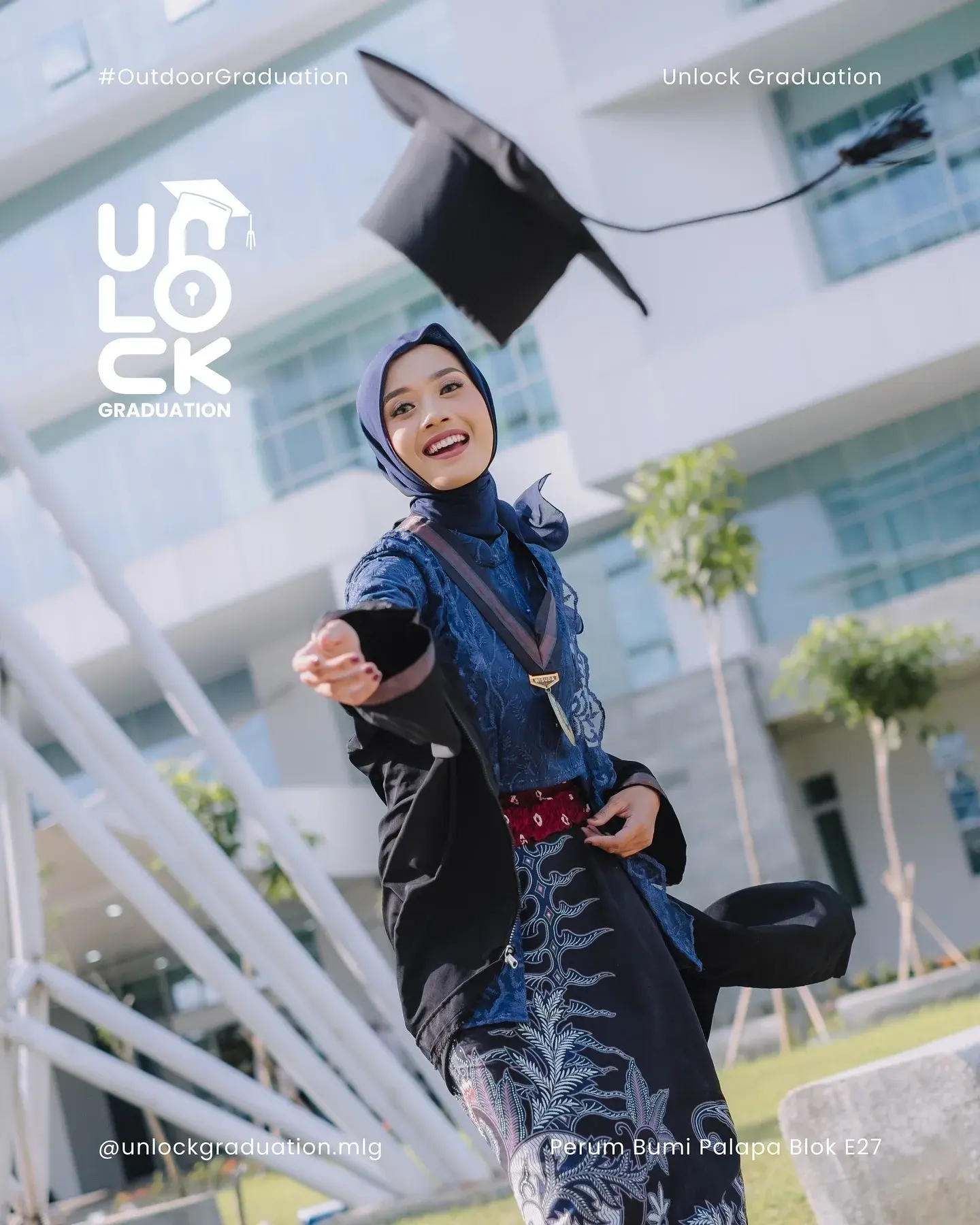 Wisudawati berpose dinamis di bawah kanopi