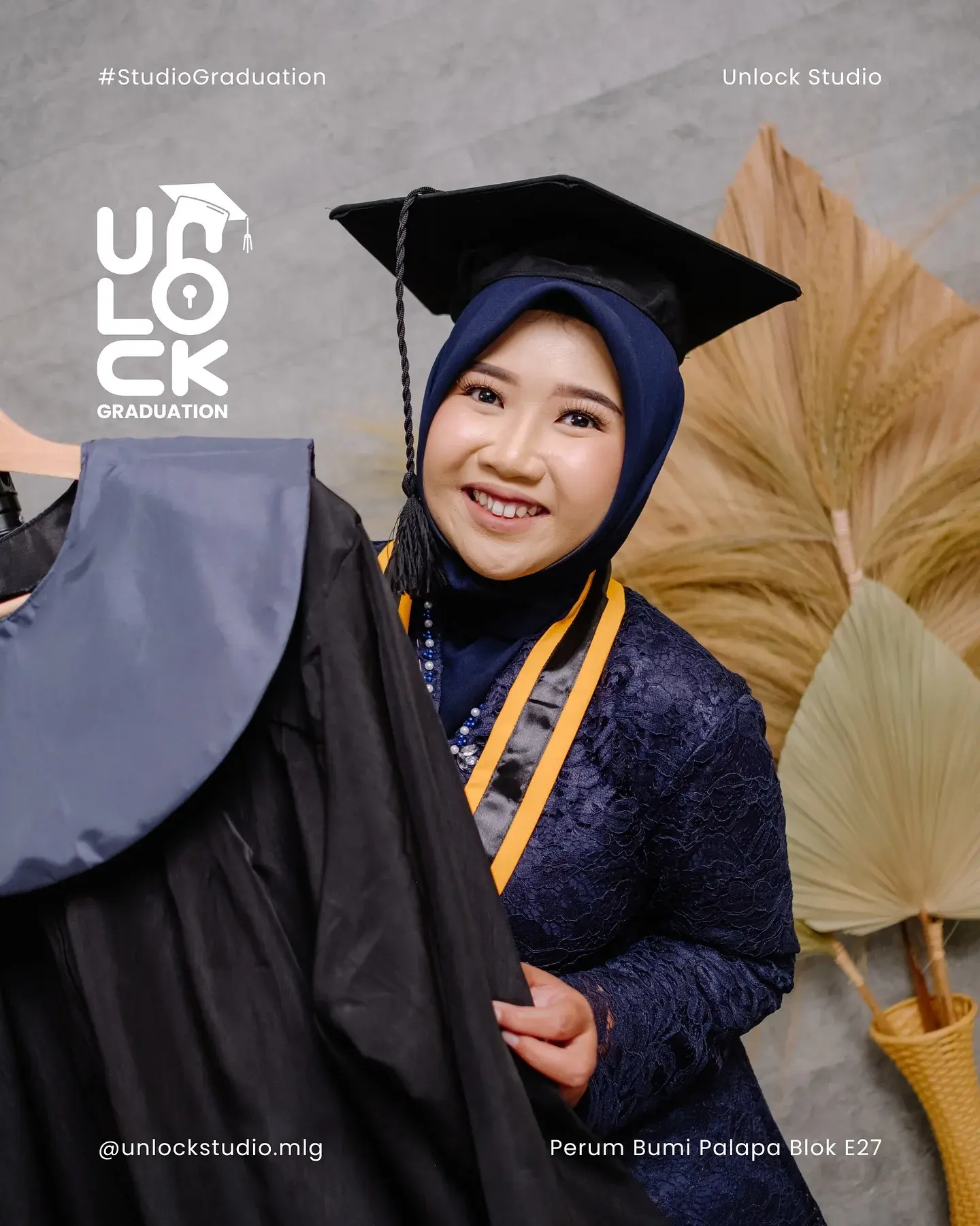 Wisudawati berkebaya biru dengan dekorasi pampas