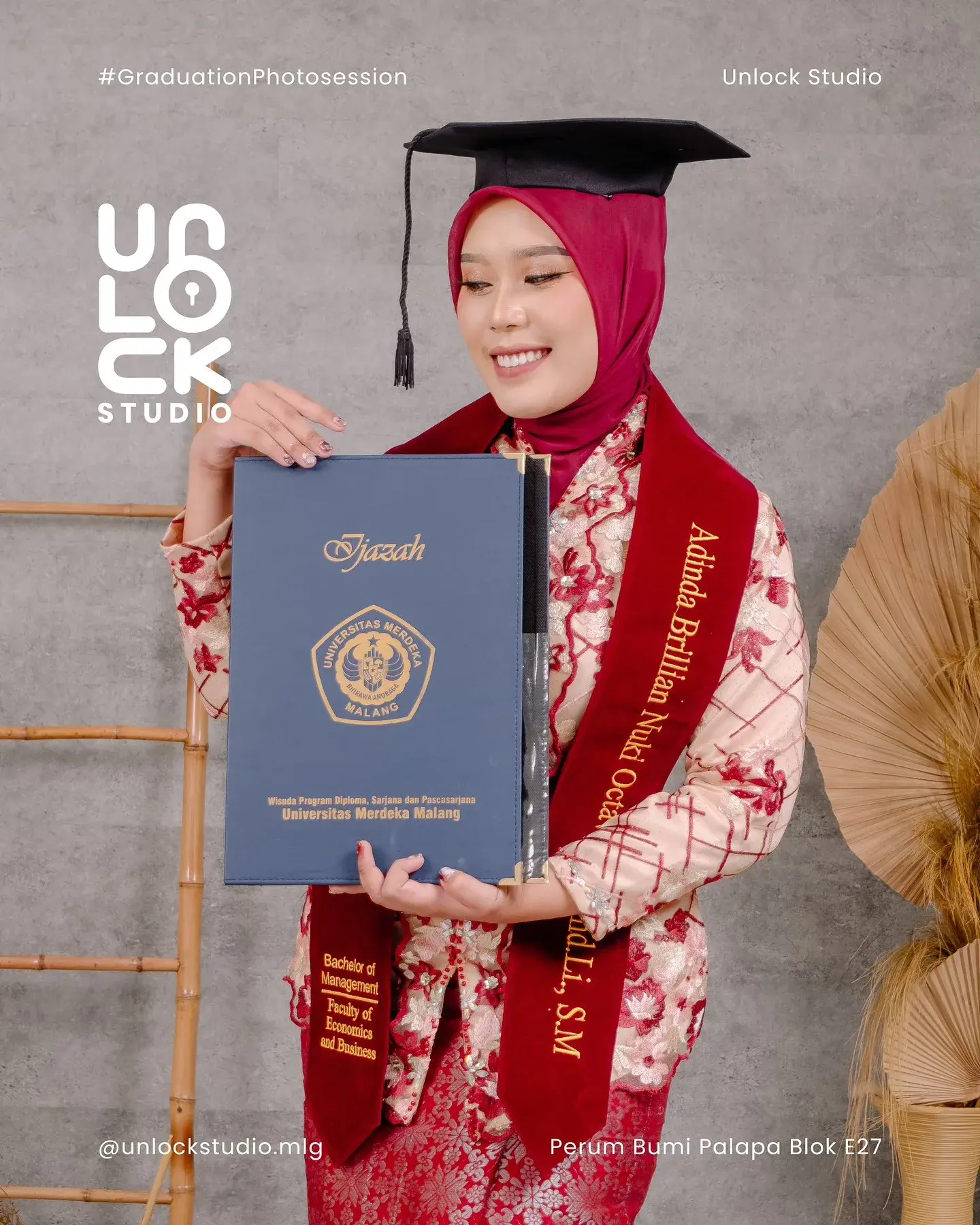 Wisudawati memegang map ijazah