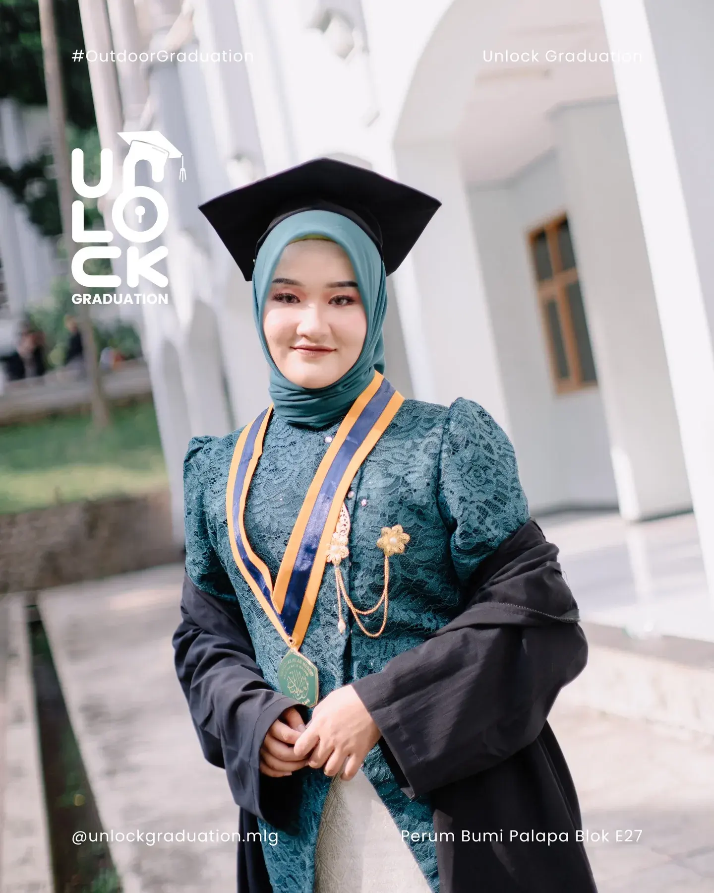 Wisudawati berkebaya hijau toska di gedung putih
