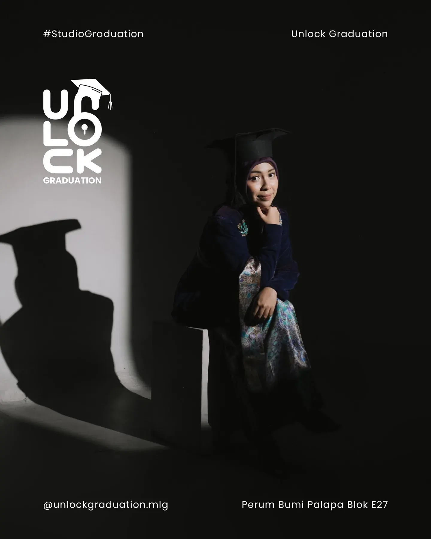 Wisudawati di sudut gelap penuh bayangan