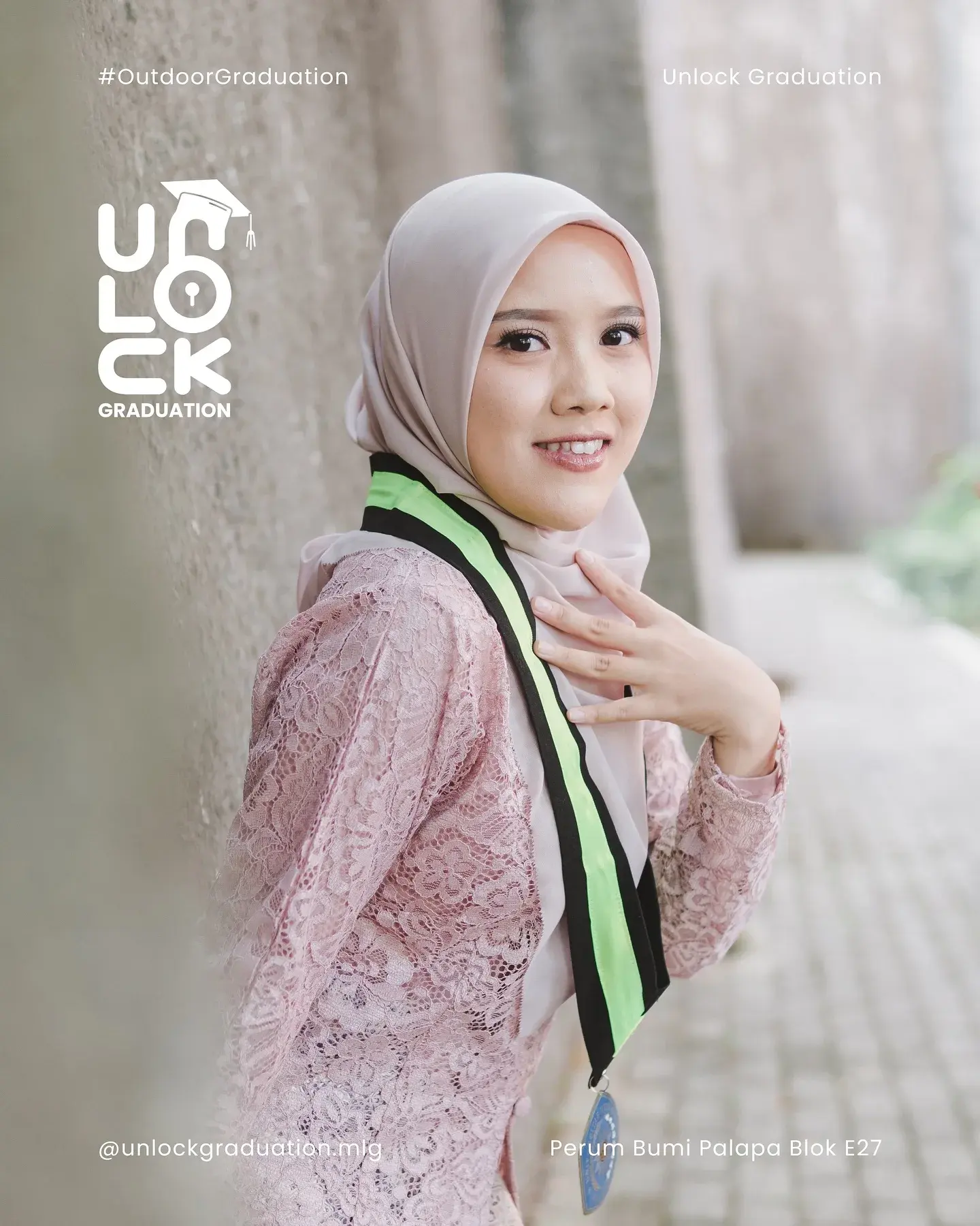 Wisudawati berhijab di jalan setapak kampus