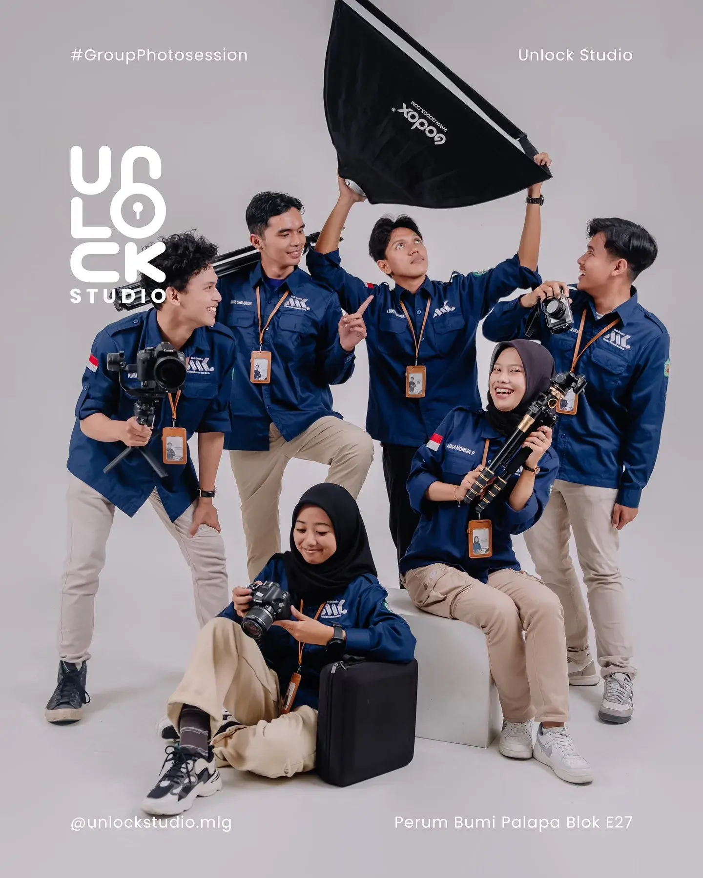 Tim berseragam biru bersama peralatan studio