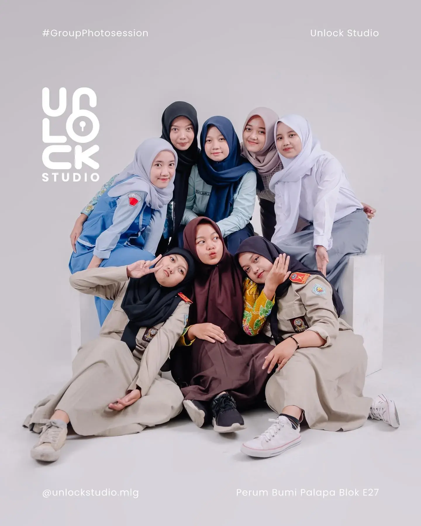 Sahabat berhijab berpose santai di lantai