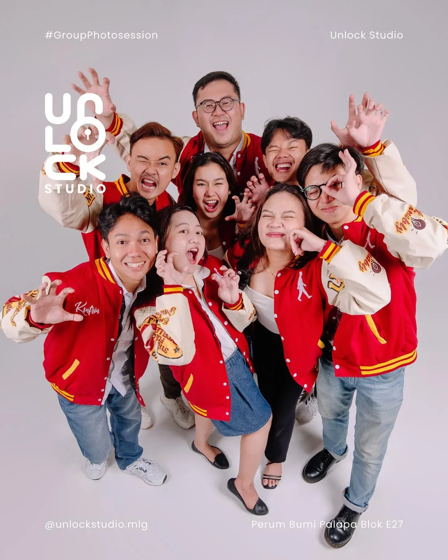 Grup berjaket varsity merah