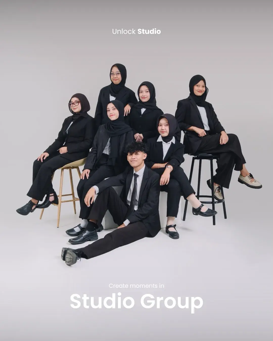 Foto group formal berbaju hitam