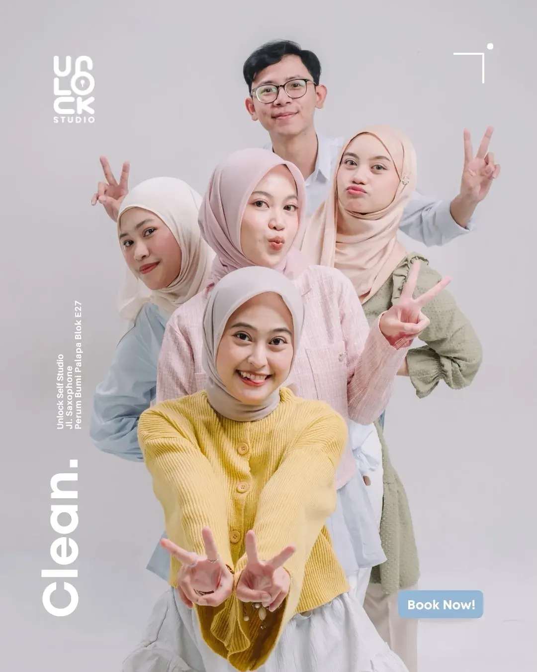 Lima sahabat berpose ceria