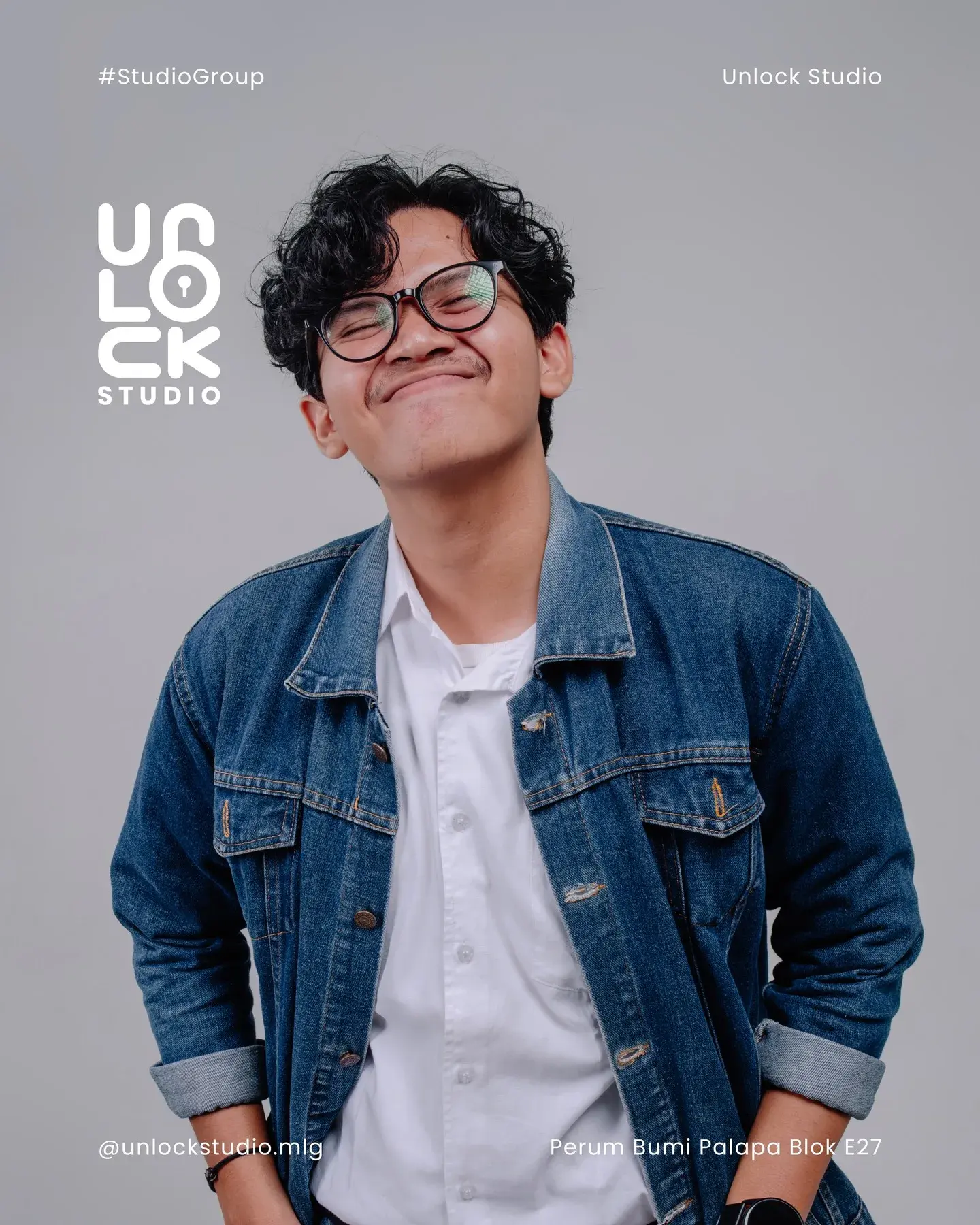 Pria berkacamata dengan jaket denim