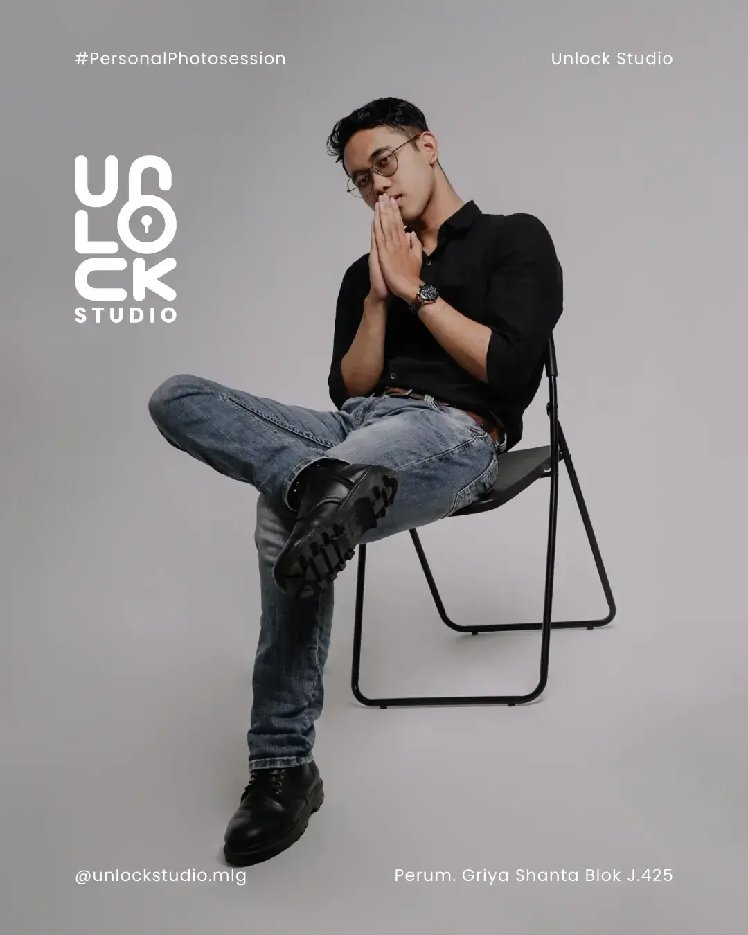 Pria duduk di kursi dengan pose santai