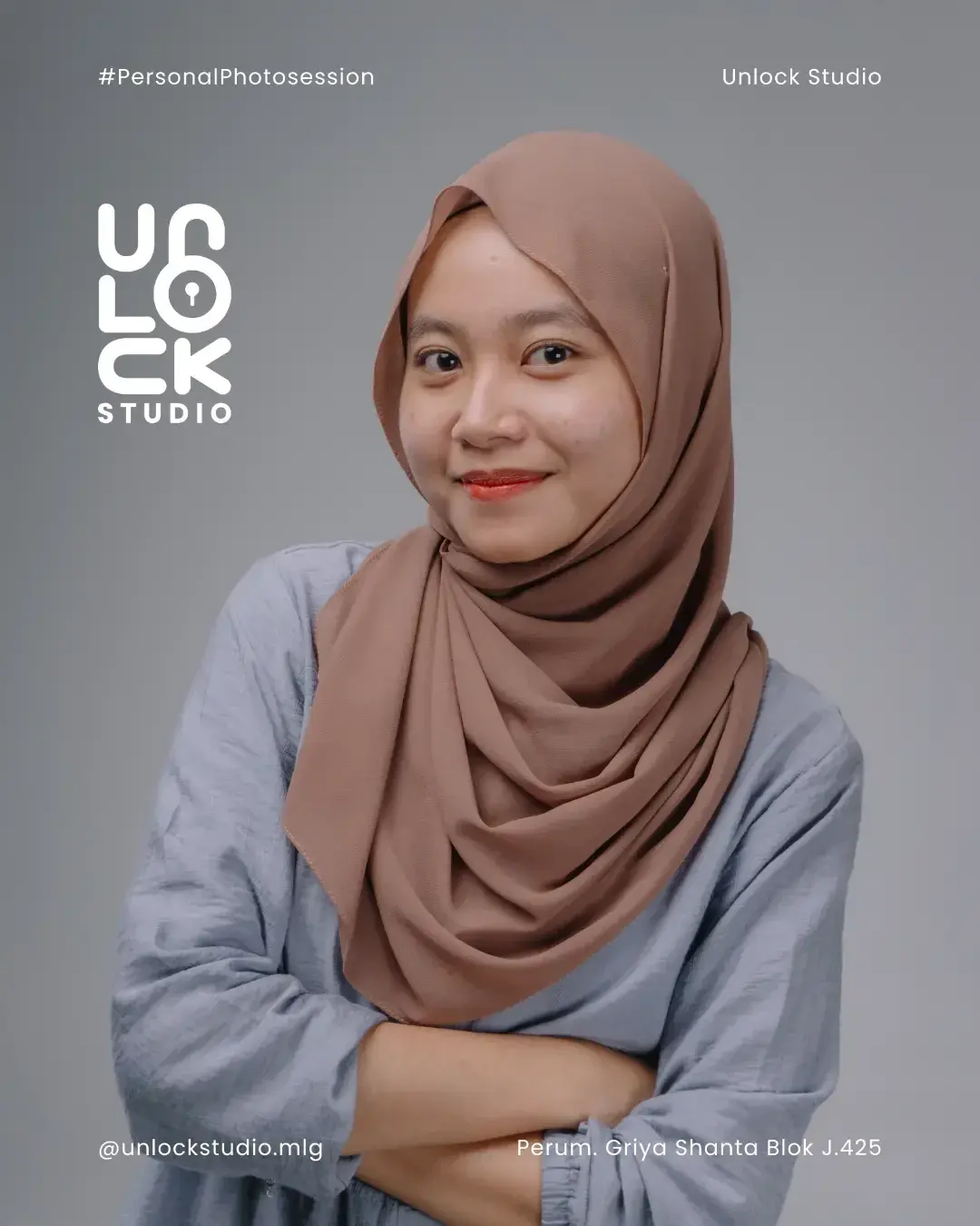Perempuan berhijab cokelat tersenyum