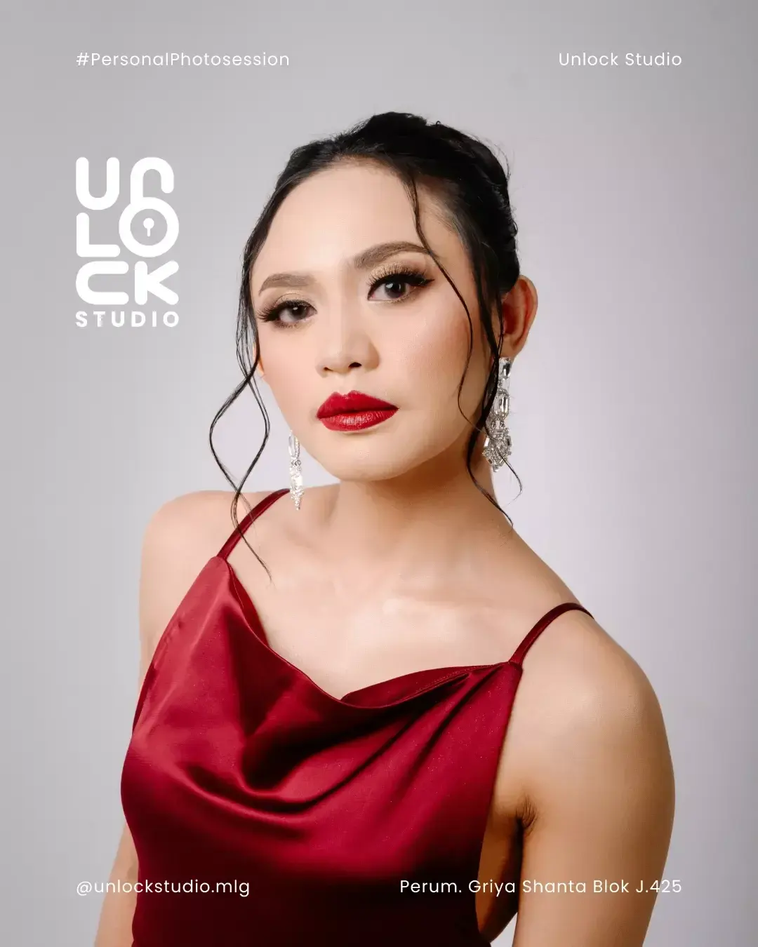 Perempuan dengan gaun satin merah