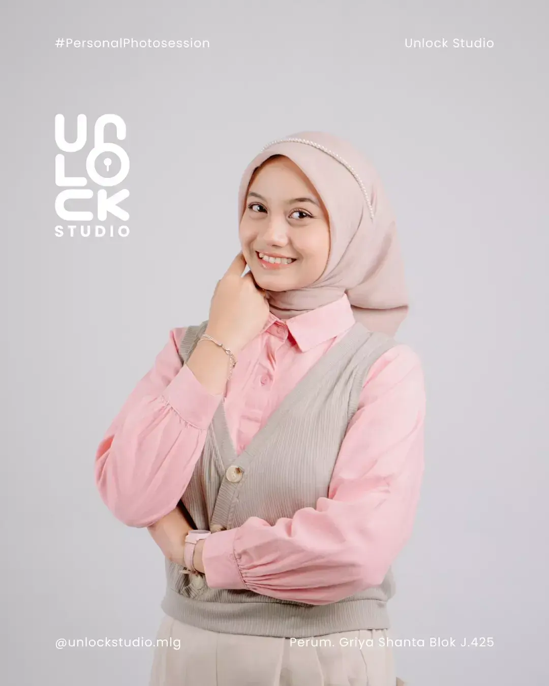Perempuan berhijab dengan rompi abu