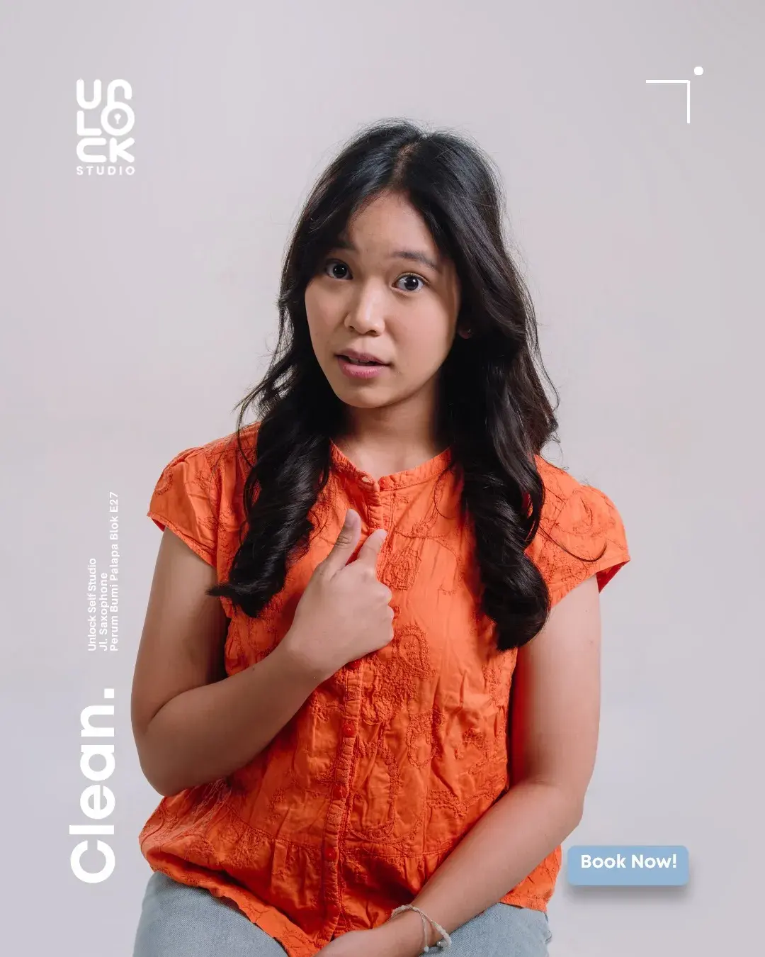 Potret personal dengan kemeja oranye