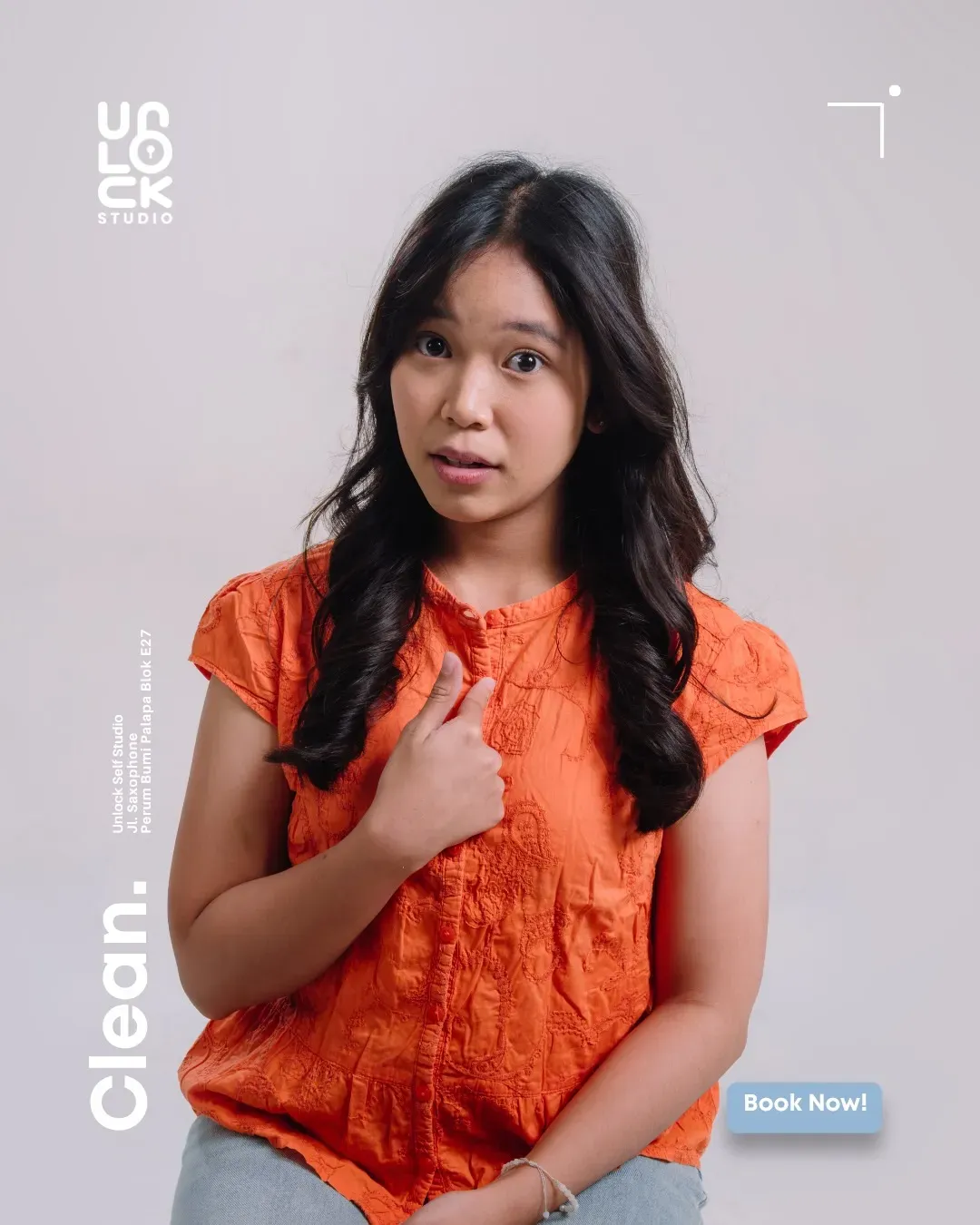 Model berkemeja oranye di studio; pencahayaan berubah sesuai setup yang dipilih