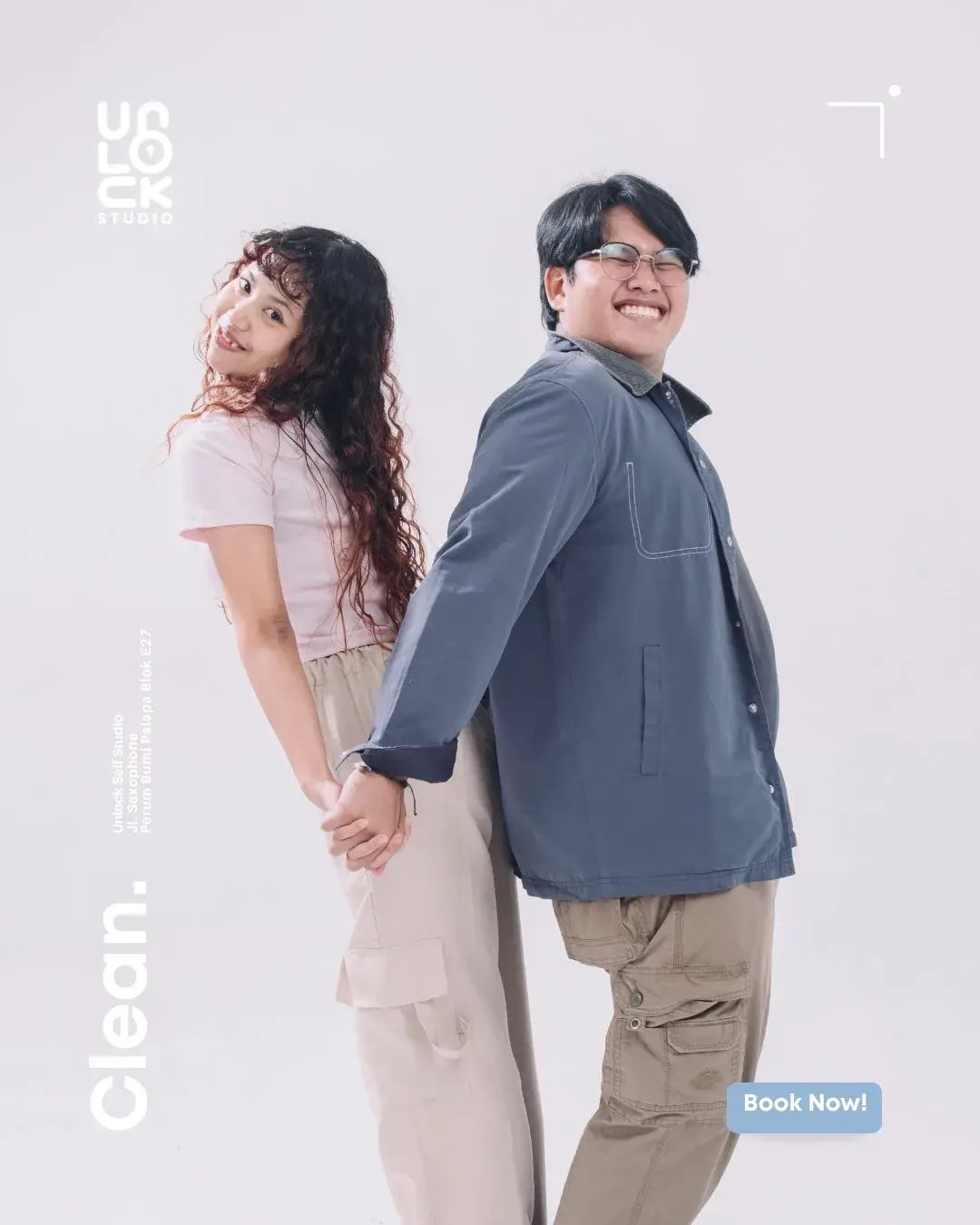 Pasangan berpose di self studio