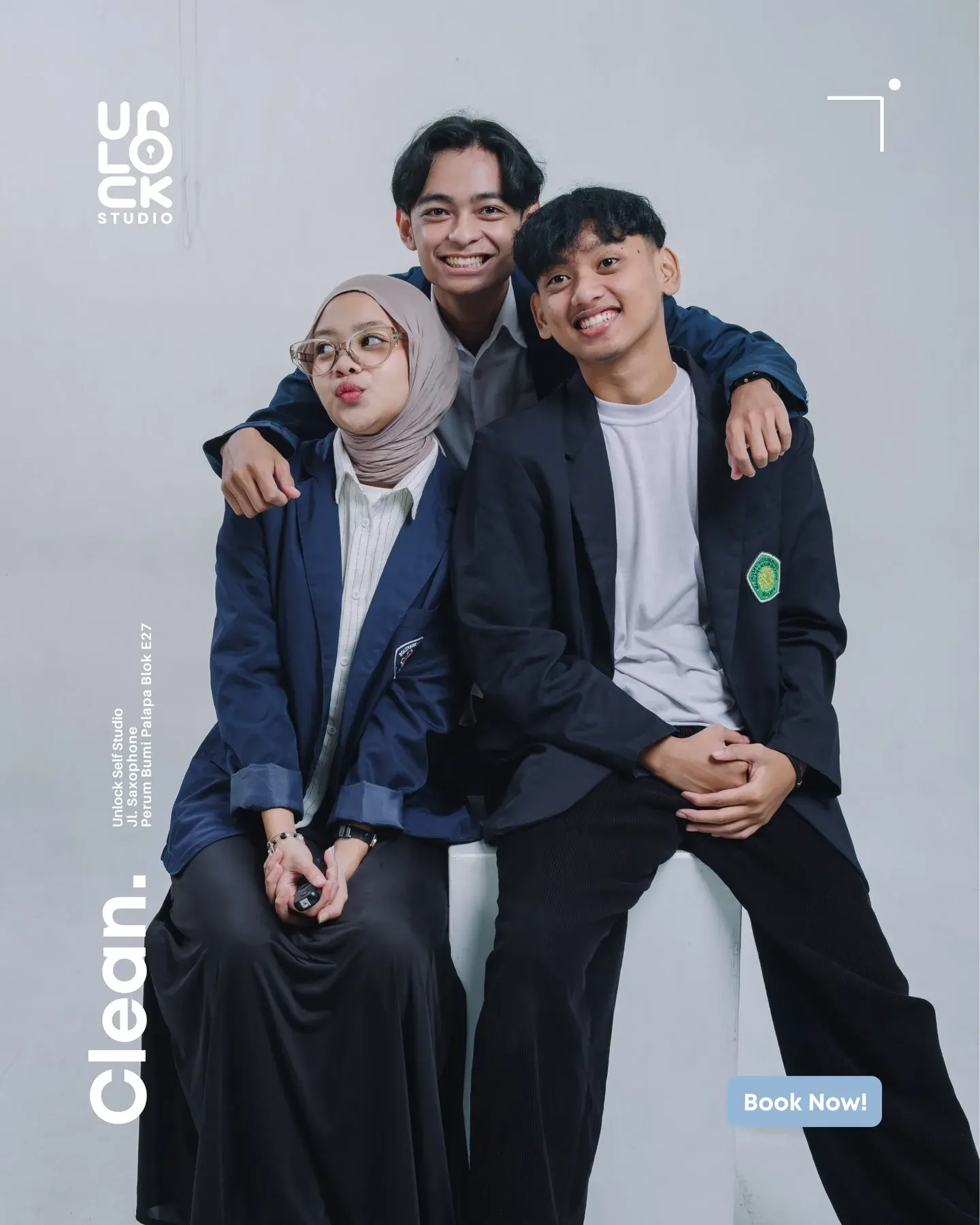 Tiga teman kampus di self studio