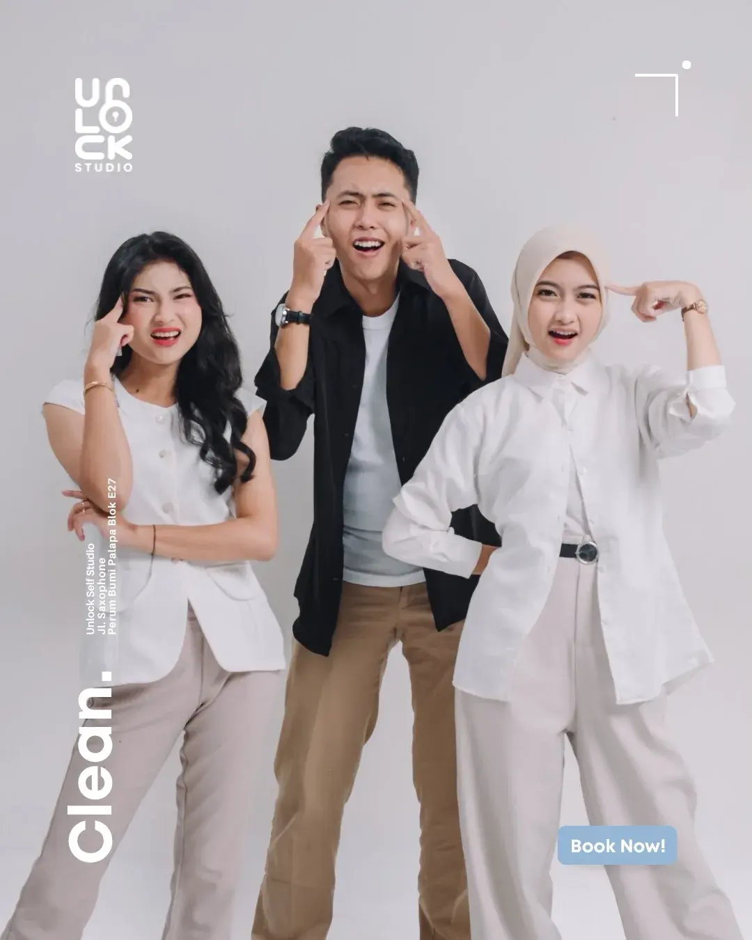Empat sahabat berpose kompak di self studio
