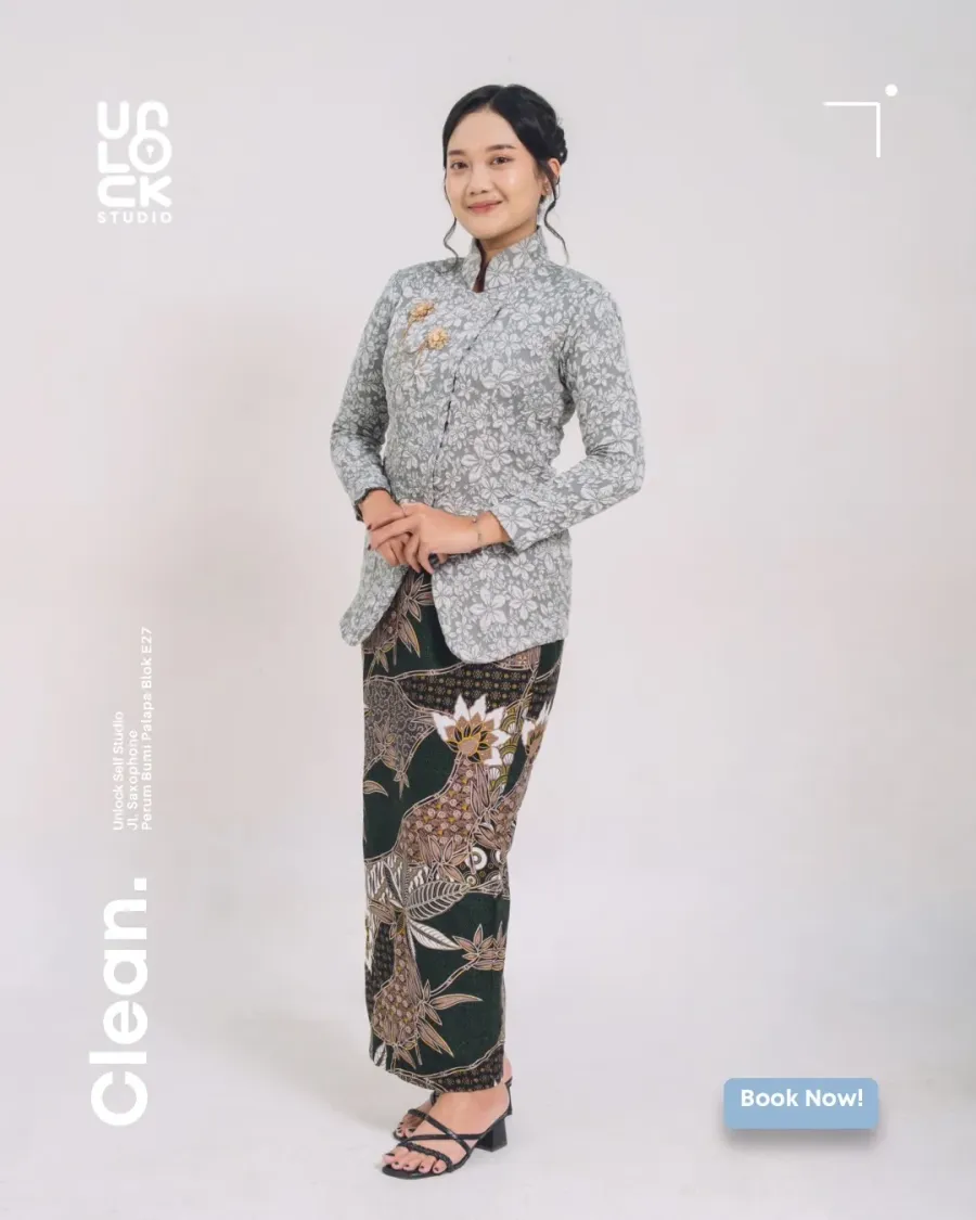 Self studio dengan kebaya dan batik