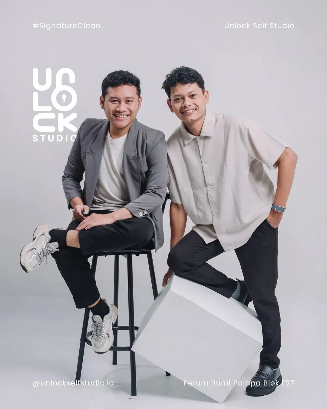 Dua laki-laki berpose santai di self studio