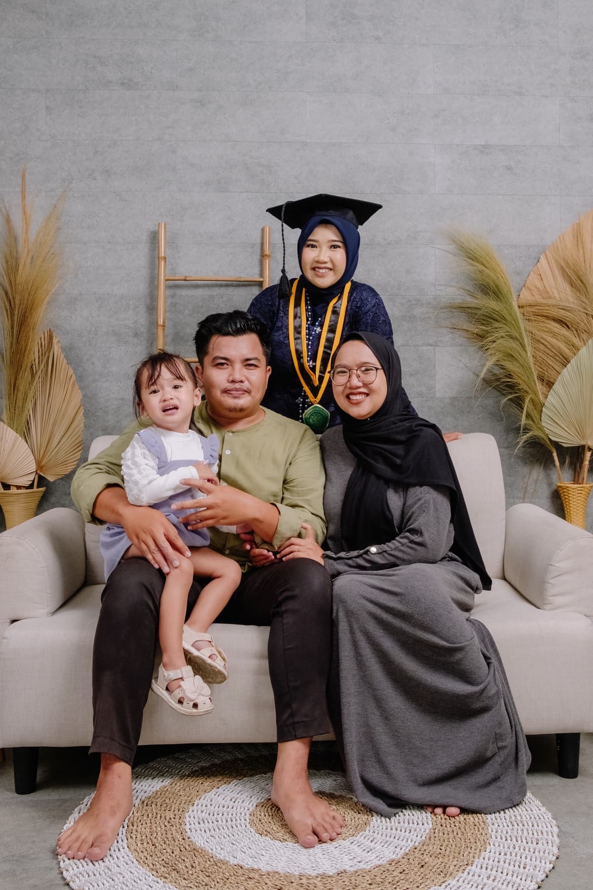 Potret keluarga bersama anak di studio