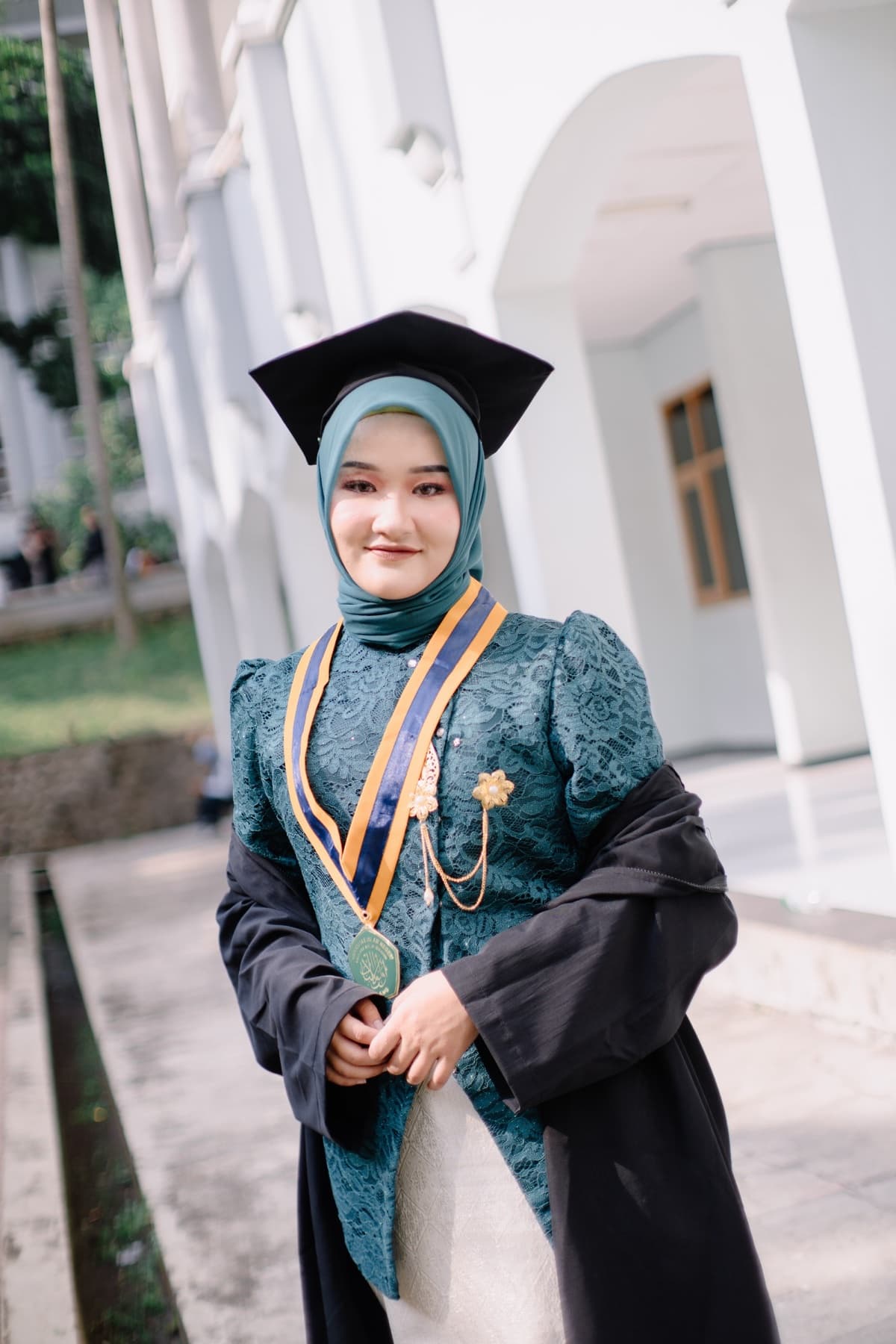 Potret wisudawan di luar ruangan