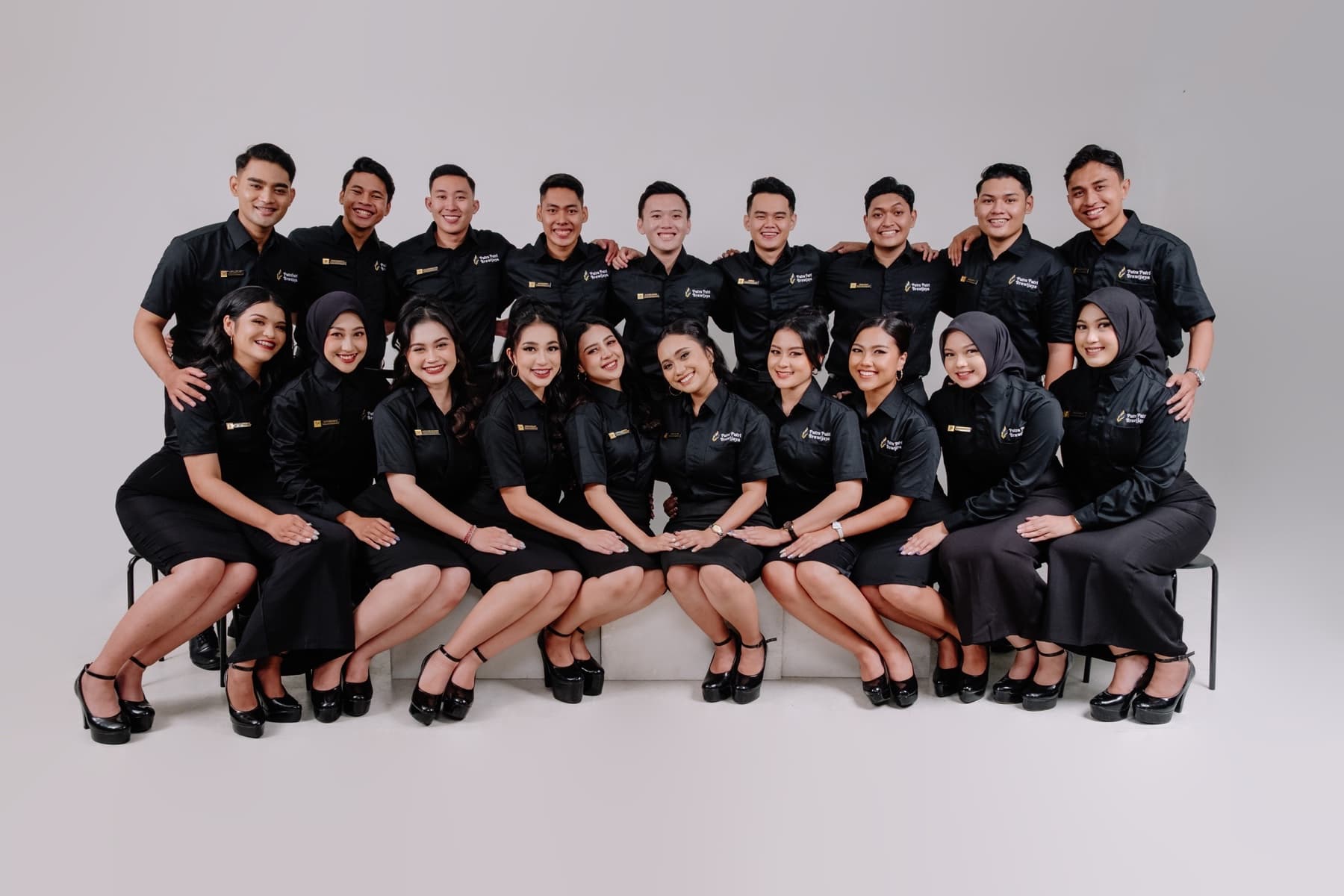 Foto organisasi dengan seragam hitam di Unlock Studio