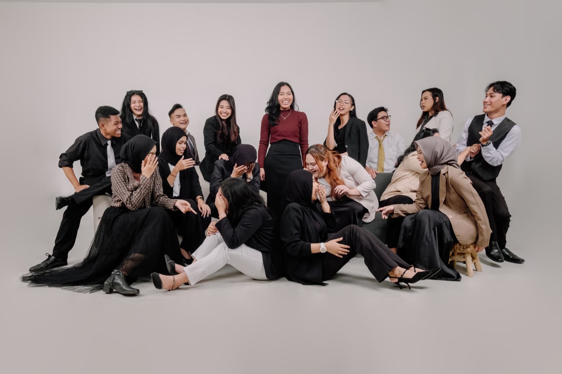 Foto kelompok kreatif dengan busana formal