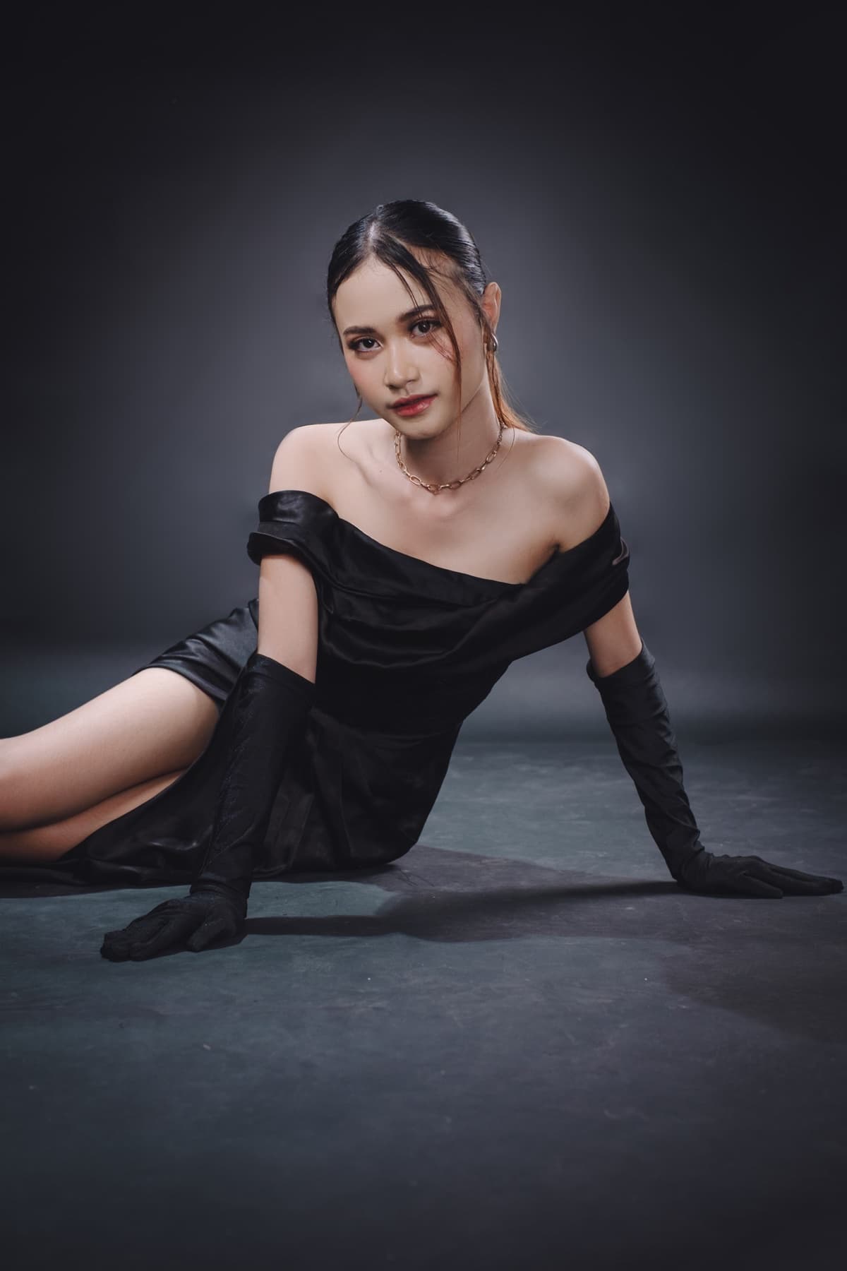 Potret fashion personal dengan gaun hitam di studio