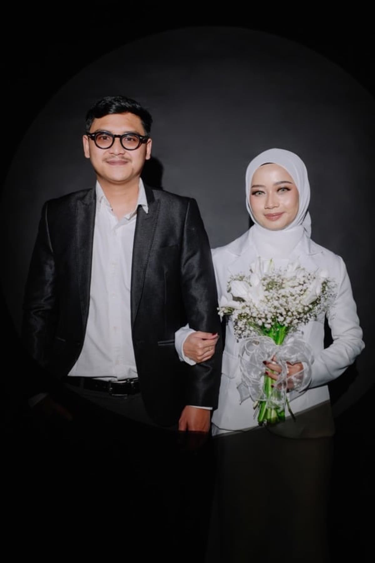 Pasangan prewedding dengan busana formal di studio