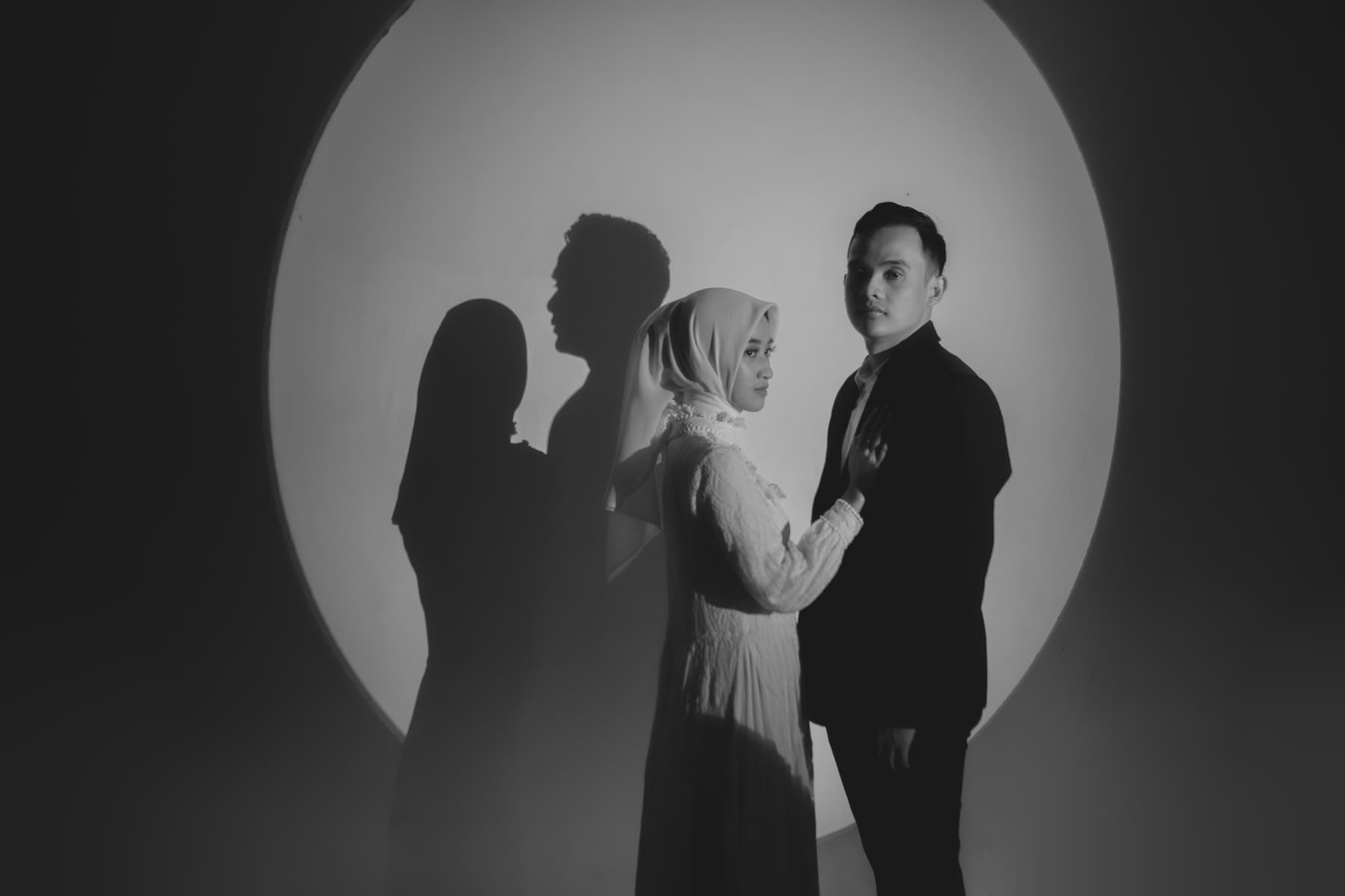 Siluet pasangan dalam sesi prewedding artistik